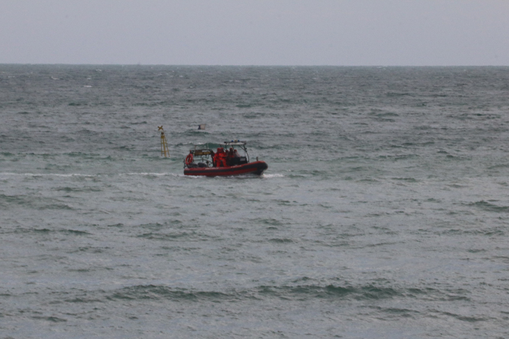 Els Mossos troben el cos del submarinista desaparegut dissabte a la platja de la Mar Bella de Barcelona