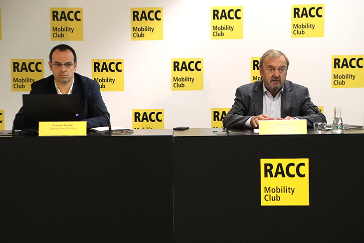 El 61% dels usuaris de patinet a Barcelona admet saltar-se semàfors i el 48% circular contra direcció o per la vorera