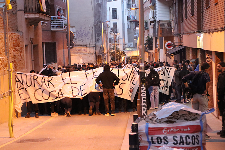 Participants a la manifestació contra el feixisme fan destrosses en oficines bancàries