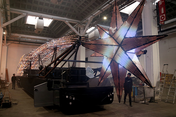 La cavalcada de Barcelona estrena carrosses reials i recupera les carameleres després de la pandèmia