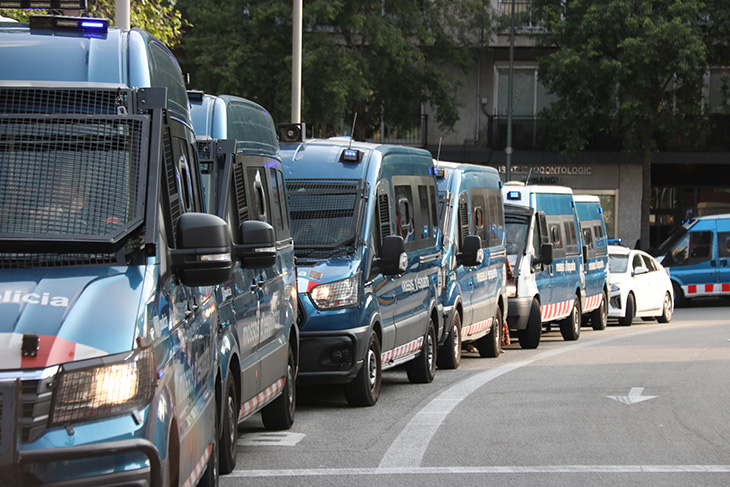 Dispositiu policial de màxima seguretat a la Bonanova per les protestes contra les cases ocupades La Ruïna i El Kubo