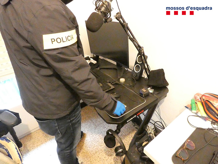 Llibertat amb càrrecs per a un acusat d'extorquir dos familiars amenaçant-los de difondre'n imatges sexuals