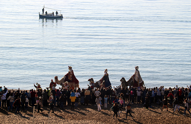 Milers de persones donen la benvinguda als Reis d’Orient a la platja de Castelldefels