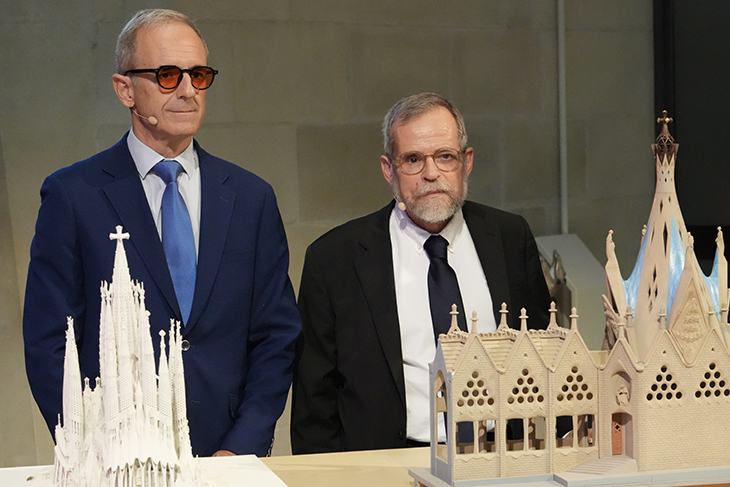 La Sagrada Família proposa construir l'escalinata enderrocant un únic edifici i traslladant-lo a una illa del costat
