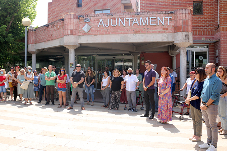 Mig centenar de persones es concentren a Badia del Vallès