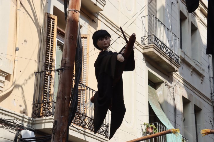 Els veïns de Sants denuncien destrosses i robatoris als guarniments d'alguns carrers durant la primera nit de festes