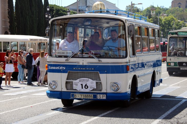 Els autobusos clàssics tornen a recórrer el centre de Barcelona: "Són història viva del segle XX"