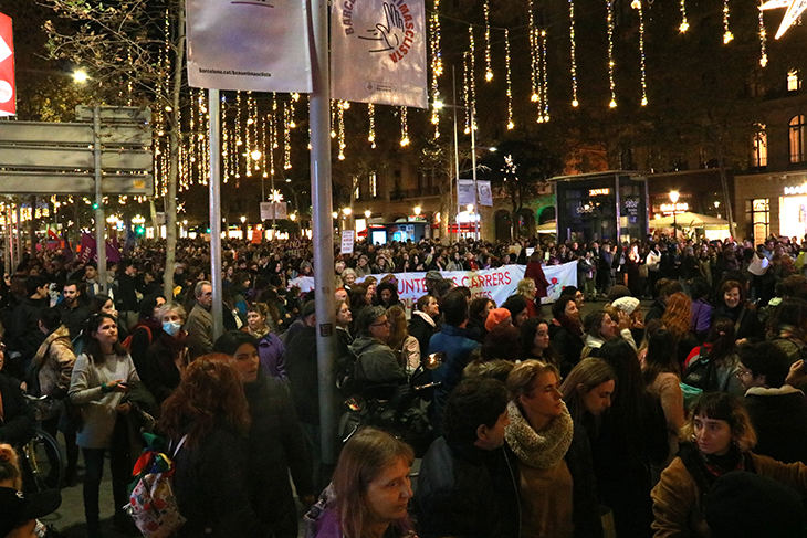 3.000 persones es manifesten a Barcelona per denunciar la violència contra les dones