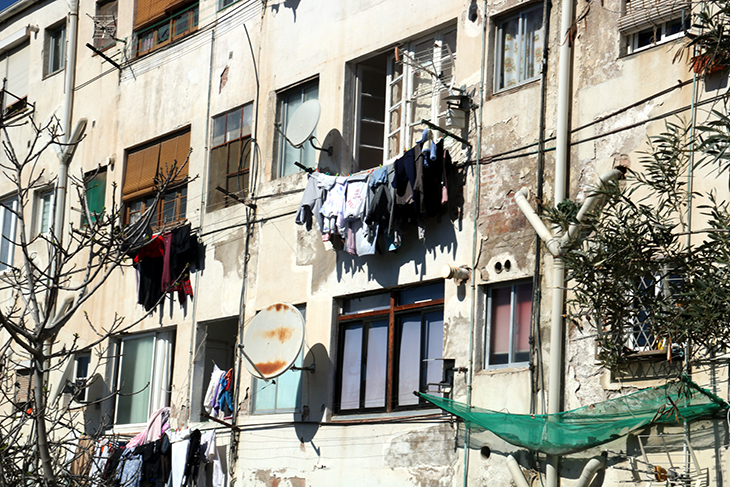 Esplugues desallotja l'edifici 'El Barco' pel seu "estat de ruïna"