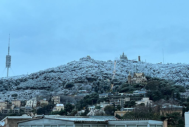 La neu enfarina el Tibidabo i es deixa veure de matinada en alguns punts de Barcelona