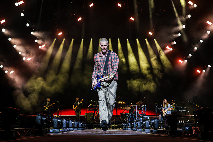 Maroon 5 triomfa al Sant Jordi a ritme de grans èxits davant 17.000 persones
