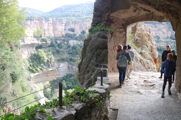 Tornen els visitants a Sant Miquel del Fai després de set mesos tancat per un despreniment: “En tenia ganes i repetiré”