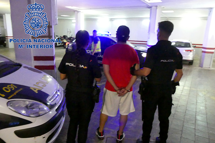 La Policia Nacional expulsa d'Espanya un "depredador sexual" que havia atacat dones a Barcelona fa vint anys