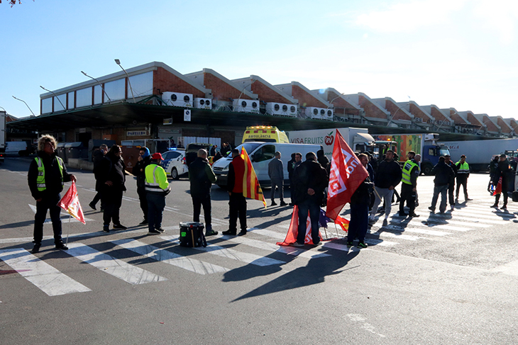 Segona jornada de manifestacions al voltant de Mercabarna per la vaga de majoristes de fruita i verdura