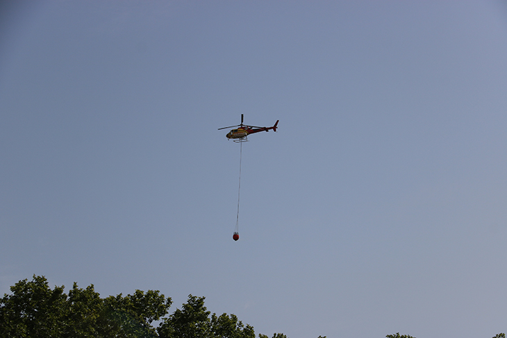 Controlat l'incendi de matolls al peu del castell de Montjuïc, a Barcelona, que ha afectat dues hectàrees