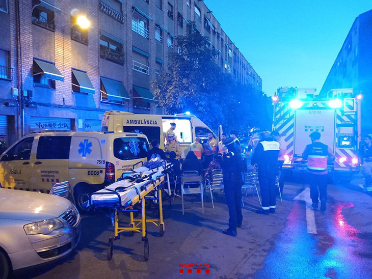 Catorze persones ateses per un incendi en un pis de l'Hospitalet que pot haver estat causat per un patinet