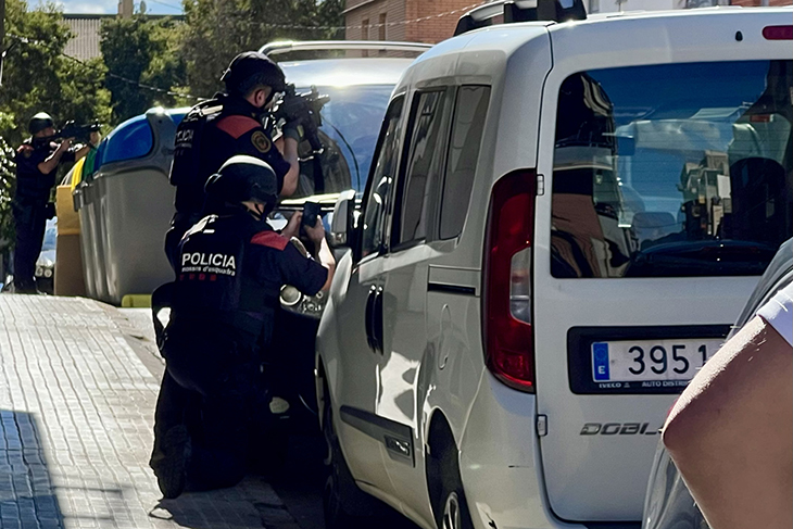 Un home s'atrinxera a Terrassa després de disparar a un altre a la cama