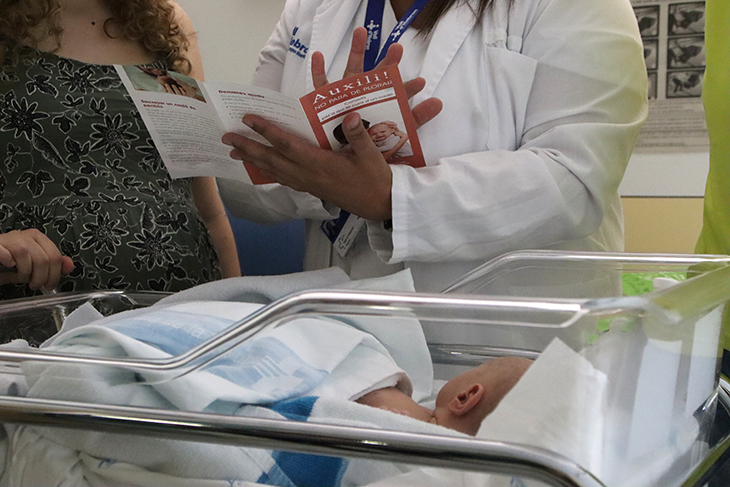 L'hospital posa en marxa un programa per conscienciar les famílies amb recent nascuts dels riscos de sacsejar un nadó