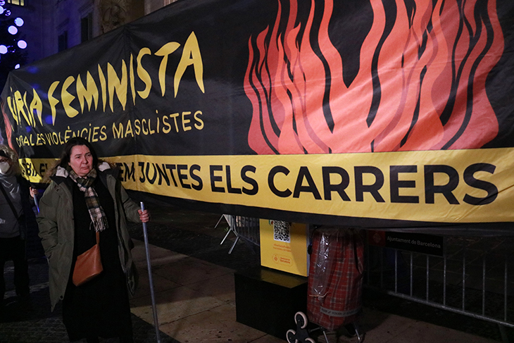 Centenars de persones es concentren a la plaça Sant Jaume per mostrar el seu rebuig contra el repunt de feminicidis