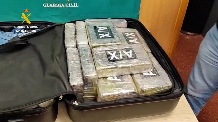 Detingut a l'aeroport del Prat un home que viatjava amb 17 quilograms de cocaïna a la maleta