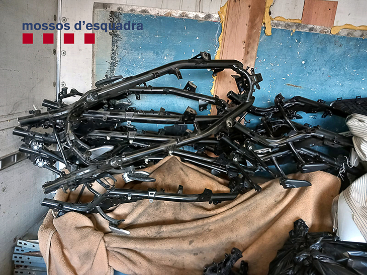 Desarticulat un grup criminal que robava motos al carrer i les desballestava a l'interior d'un contenidor a Pallejà