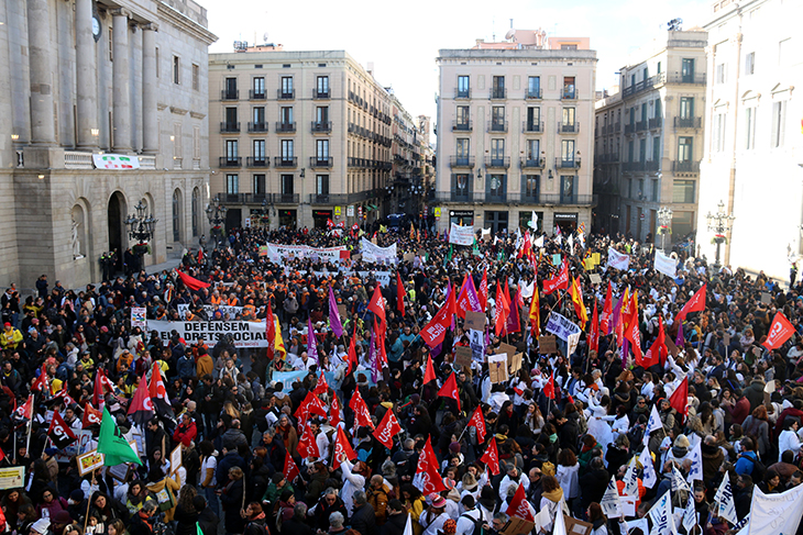 Uns 3.000 sanitaris i docents es manifesten pel centre de Barcelona per reclamar millores en els serveis públics