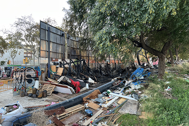 Despleguen un dispositiu per desallotjar l'assentament de Barcelona on aquest dimarts hi va haver un incendi