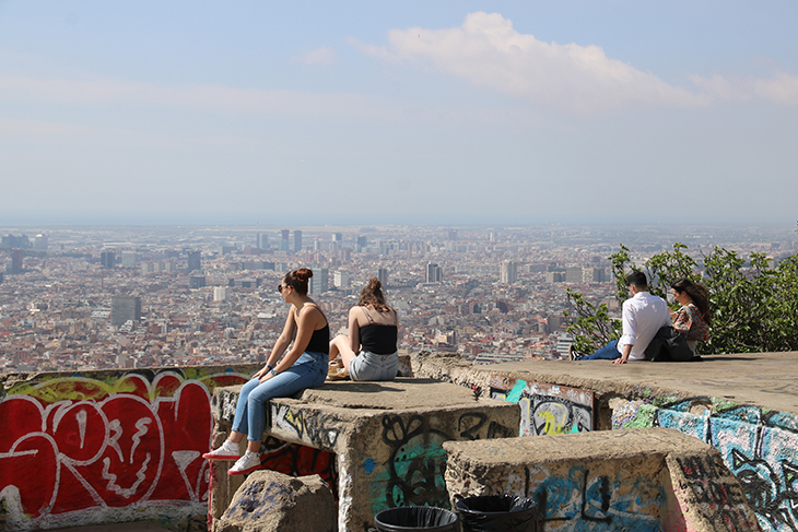 El Consell Veïnal del Turó de la Rovira ha denunciat que els botellots als búnquers del Carmel segueixen repetint-se "pràcticament a diari", malgrat el tancament de l'espai en horari nocturn i la instal·lació de la tanca perimetral. En un fil de Twitter, els veïns han explicat que aquest dimarts a les 21.00 hores hi havia una seixantena de ciutadans estrangers dins les bateries i centenars a l'exterior bevent i escoltant música amb altaveus. Han assegurat que els residents van haver de trucar la Guàrdia Urbana dues vegades perquè intervingués i han indicat que la situació afecta especialment els habitants dels carrers Mühlberg i Labernia. També han criticat la regidora Rosa Alarcón que des del seu punt de vista “evita” reunir-se amb ells. Els veïns també han compartit a les xarxes socials unes imatges en què apareixen grans quantitats de brossa acumulades a les papereres. Han explicat que les concentracions de ciutadans i els botellots que es duen a terme a l’espai, generen un gran volum de deixalles que els serveis de neteja no tenen capacitat de retirar, "tant a l’entorn dels búnquers com a l’exterior del tancat". Pel que fa a la regidora d’Horta-Guinardó, Rosa Alarcón, han assegurat que només s’ha reunit un cop amb ells i han revelat que en aquesta trobada va dir-los que ella “no era cap política professional” sinó una ciutadana interessada per la problemàtica que volia "poder passejar-se per la zona sense que se la insultés".