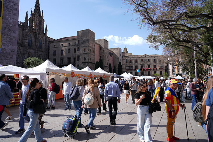 Barcelona viu Sant Jordi sense la Rambla i amb més parades en altres espais de Ciutat Vella