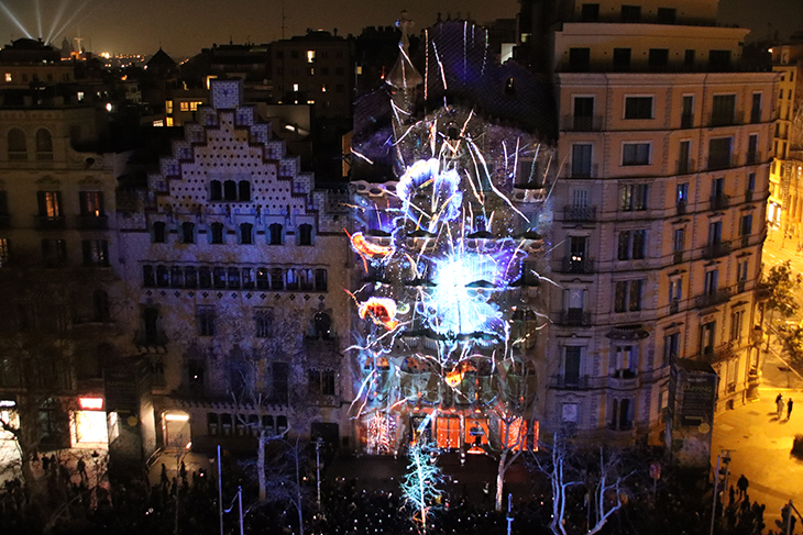 Sofia Crespo desplega un mapping inspirat en la natura i la vida sobre la icònica façana de la Casa Batlló de Barcelona