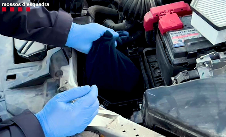 Els Mossos detenen tres homes per suborn, tinença d’armes, receptació i robatori amb força