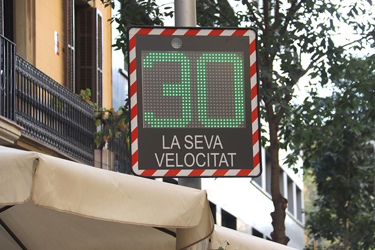 Barcelona deixa sense efecte la limitació de 30 km/h en entorns escolars durant l'agost