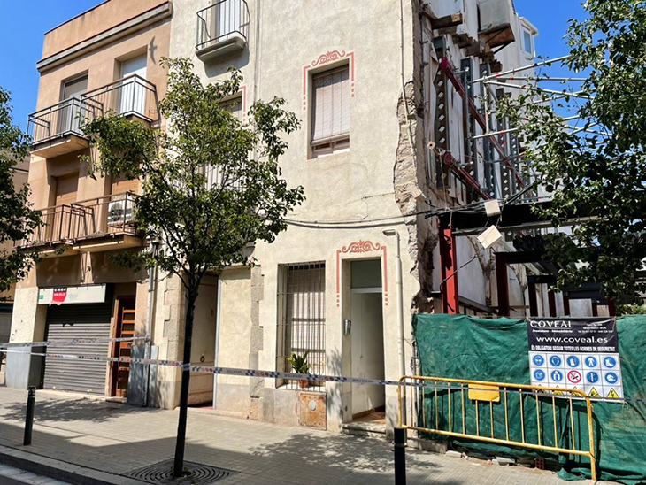 Desallotgen per problemes estructurals un edifici de quatre plantes al carrer Sant Antoni de Mataró