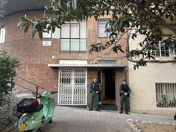 Continua l'escorcoll en un pis de Barcelona propietat de l'acusat de matar la dona enterrada a Pontons