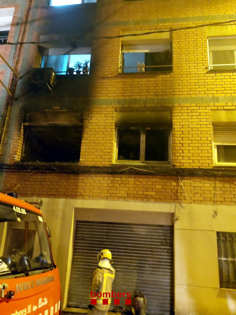 Un nen de dos anys ferit crític i cinc ferits lleus en un incendi a un edifici de Santa Coloma