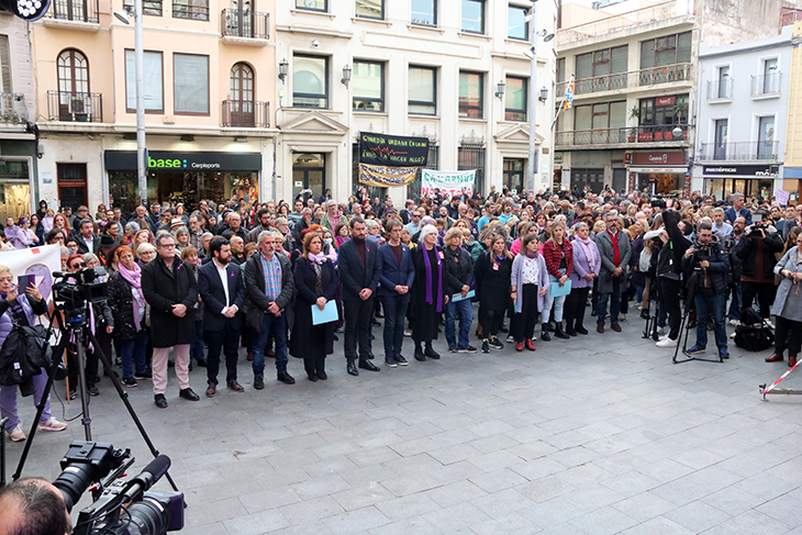 Centenars de persones es concentren a Badalona per condemnar la violació en grup a una nena de la ciutat