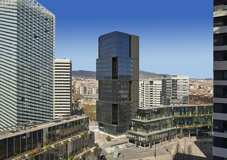 Puig inaugura una nova seu de 21.000 metres quadrats i 20 plantes a l'Hospitalet que dona feina a 500 persones