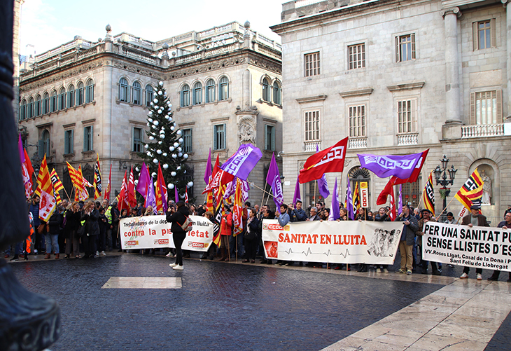 La Marea Blanca, CCOO i UGT reclamen des de Sant Jaume uns pressupostos "dignes" per a la sanitat i la dependència