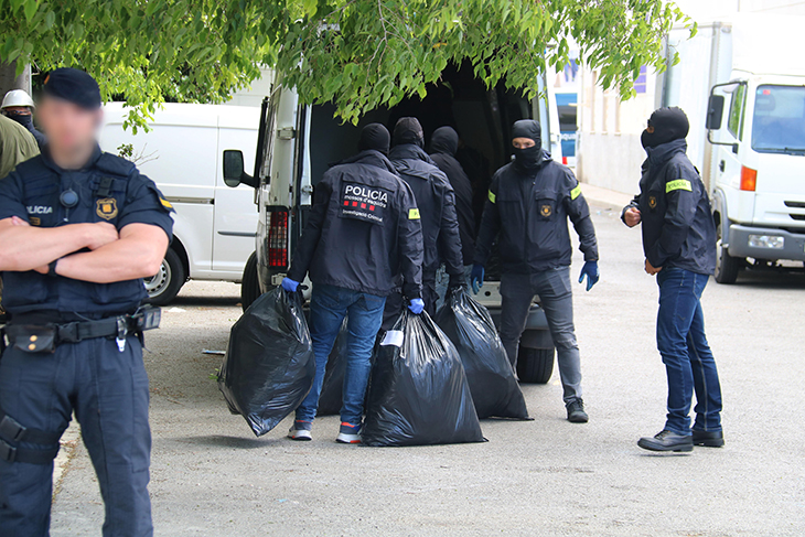 El Prat tapia amb ciment l’edifici de Sant Cosme on hi havia "una factoria de marihuana" per evitar nous cultius