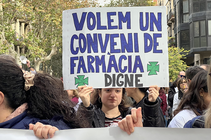 Prop de 200 farmacèutics es manifesten a Barcelona per exigir les mateixes condicions que a l'Estat: "Estem sota mínims"