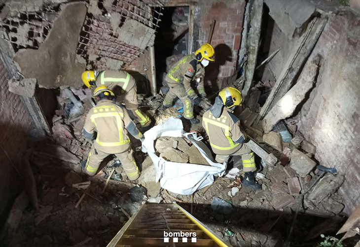 Col·lapsa la planta baixa d'una casa unifamiliar a Terrassa sense provocar ferits