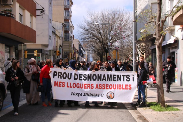Unes 400 persones es mobilitzen a Salt pel dret a l’habitatge i reclamen comprar edificis per ampliar el parc públic