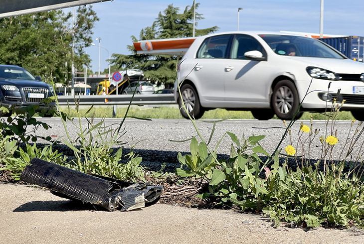 Mor el conductor d'una motocicleta i dos ocupants d'un vehicle resulten ferits lleus en un accident a l'AP-7 a Llinars