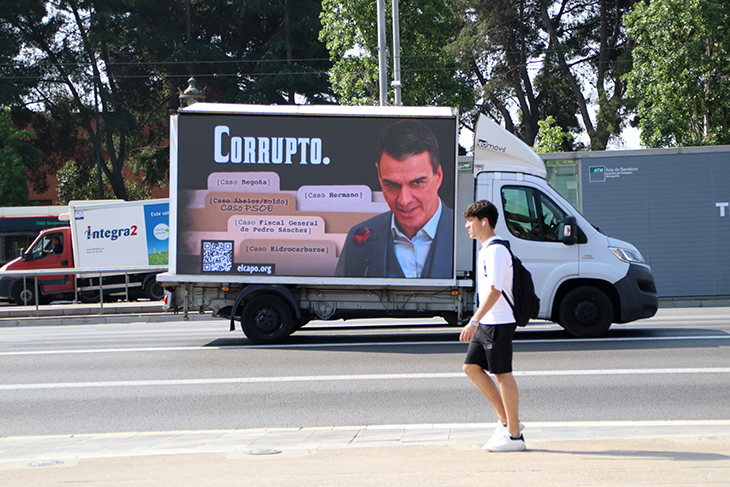 Vehicles i cartells amb la imatge de Sánchez i el missatge 'corrupte' s'exhibeixen al voltant del Palau de Pedralbes