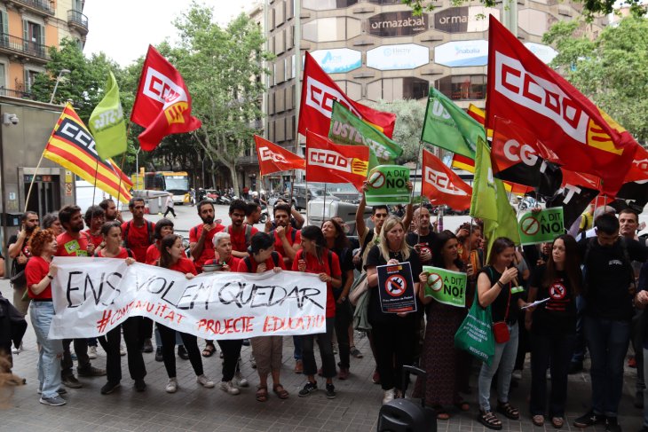 Concentració al Consorci d'Educació de Barcelona contra els decrets de direcció, plantilles i autonomia de centres
