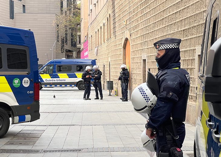 Dispositiu policial a Barcelona per desallotjar l'edifici municipal ocupat La Tancada, al Raval