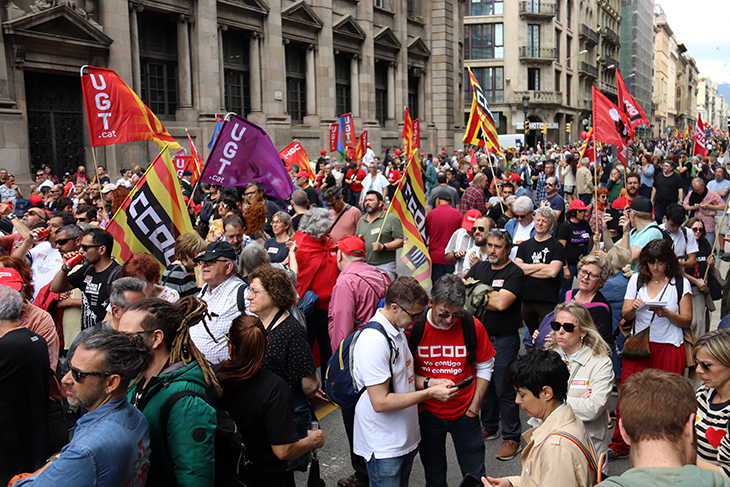 Milers de persones es manifesten pel centre de Barcelona per reclamar millors salaris