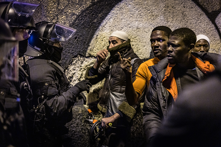 Els Mossos executen el desallotjament de l'antic institut B9 de Badalona on hi vivien uns 400 migrants