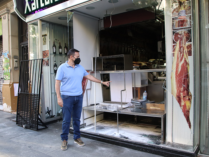 Actes vandàlics i destrosses al mobiliari urbà al voltant de la Plaça Espanya en la segona nit de la Mercè