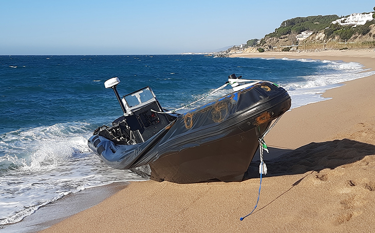 Troben una narcollanxa abandonada en una platja de Sant Pol de Mar